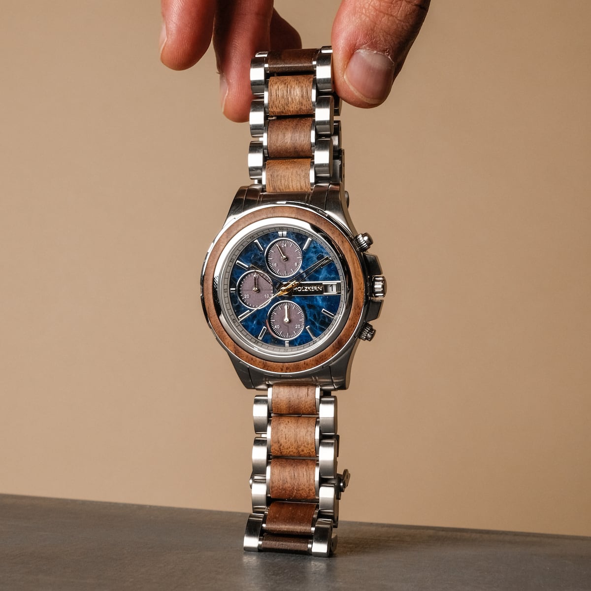 "Koh Mak", un orologio con dettagli in noce e marmo, con un design elegante e accenti metallici.