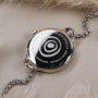 Orologio "Brighter" con un design argentato e nacre con un'estetica elegante e moderna.