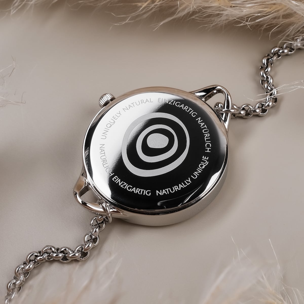 Orologio "Brighter" con un design argentato e nacre con un'estetica elegante e moderna.