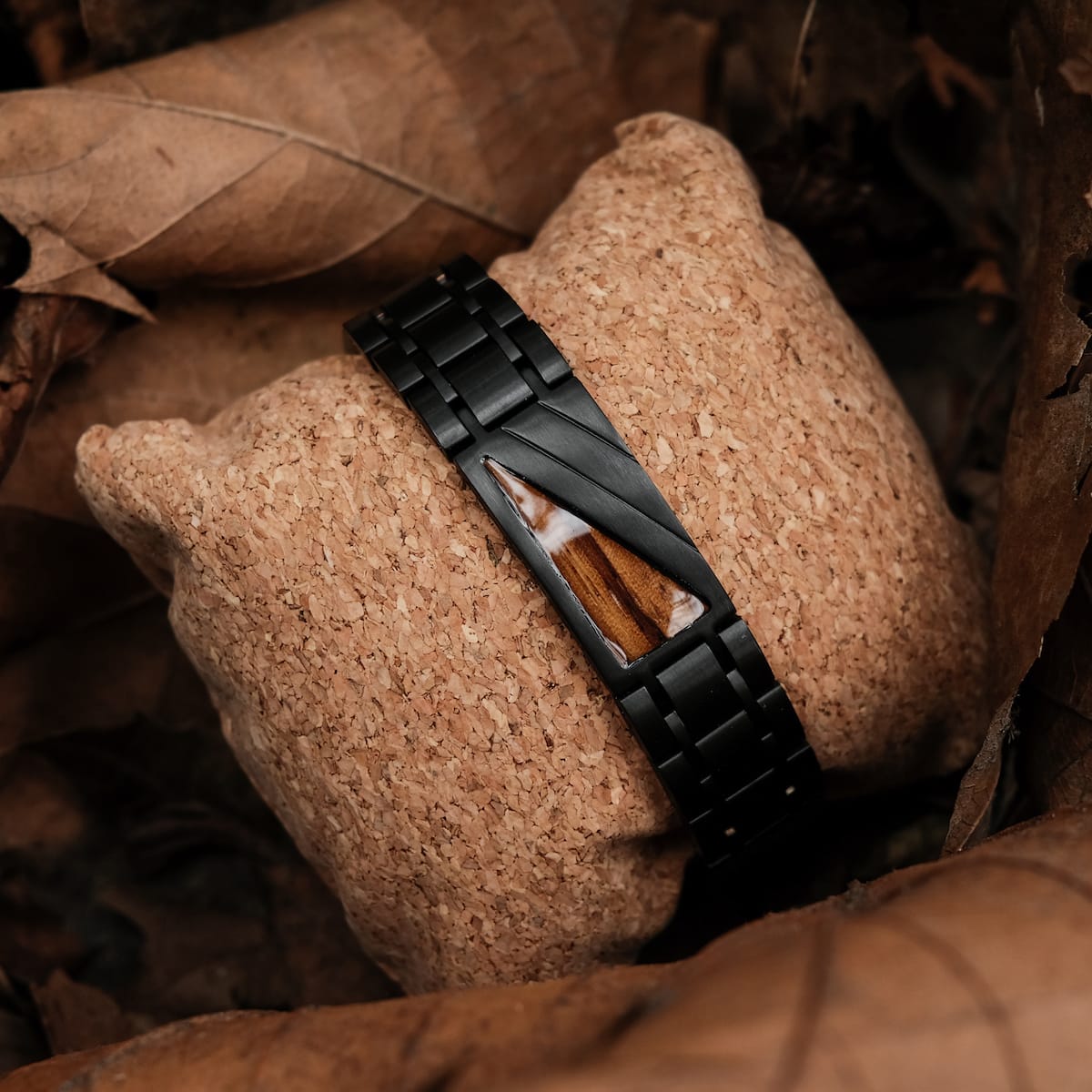 Bracciale "Looper" con zebrawood e elementi neri, in stile elegante e moderno.