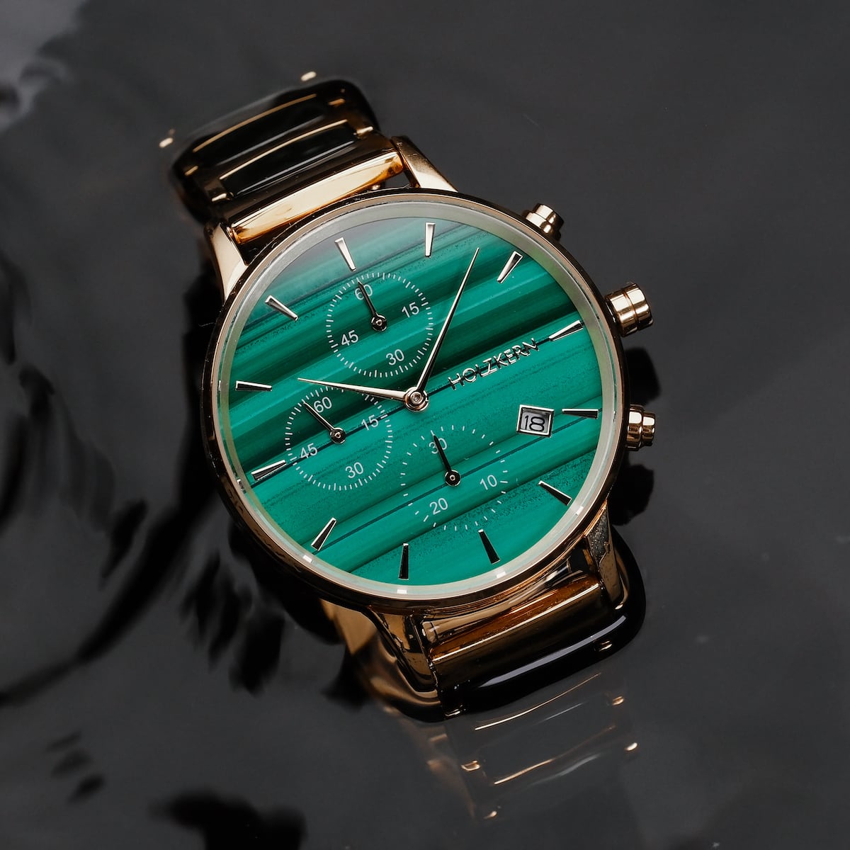 Orologio "Jolly" con accenti in faccia e oro malachite, caratterizzato da un design elegante e moderno.