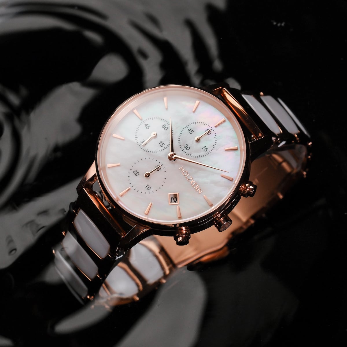 "Shiny" watch with nacre face and ceramic band, featuring a sleek, elegant design.