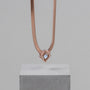 "Collana in attesa", una collana in oro rosa con un design geometrico moderno.