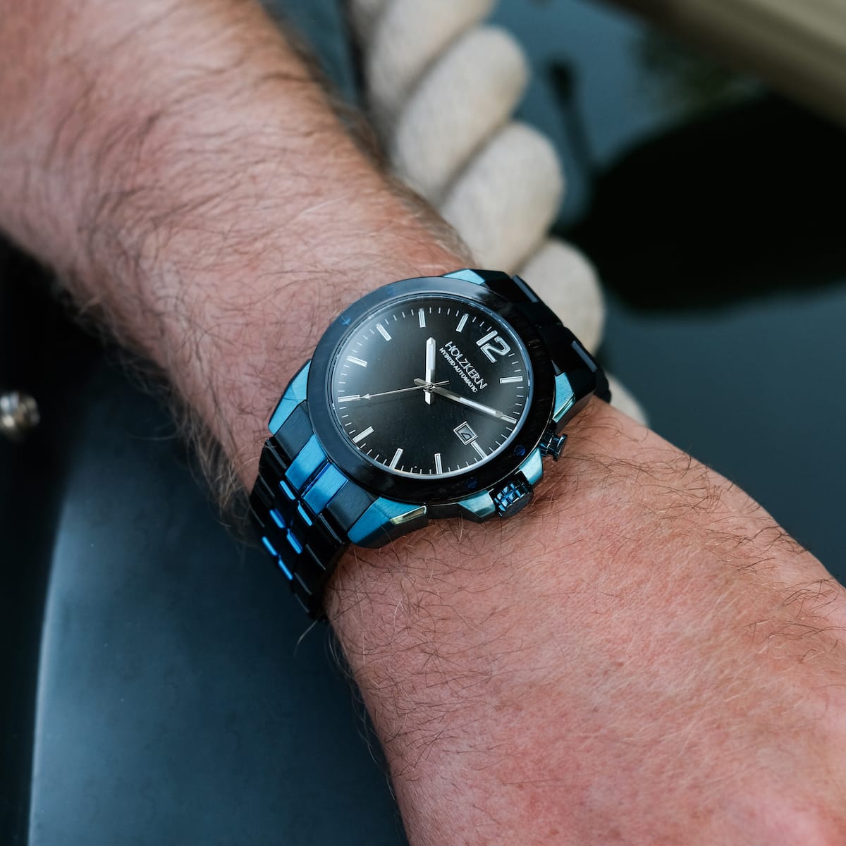Orologio "Glaciersurge", caratterizzato da un design elegante e moderno con un volto scuro e accenti blu-acciaio.