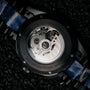 L'orologio "Vredefort" presenta un sofisticato marmo e un'estetica nera con dettagli meccanici intricati.