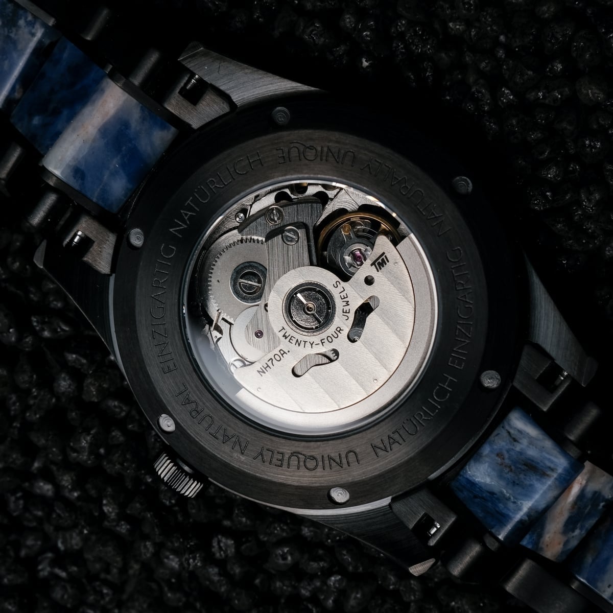 L'orologio "Vredefort" presenta un sofisticato marmo e un'estetica nera con dettagli meccanici intricati.
