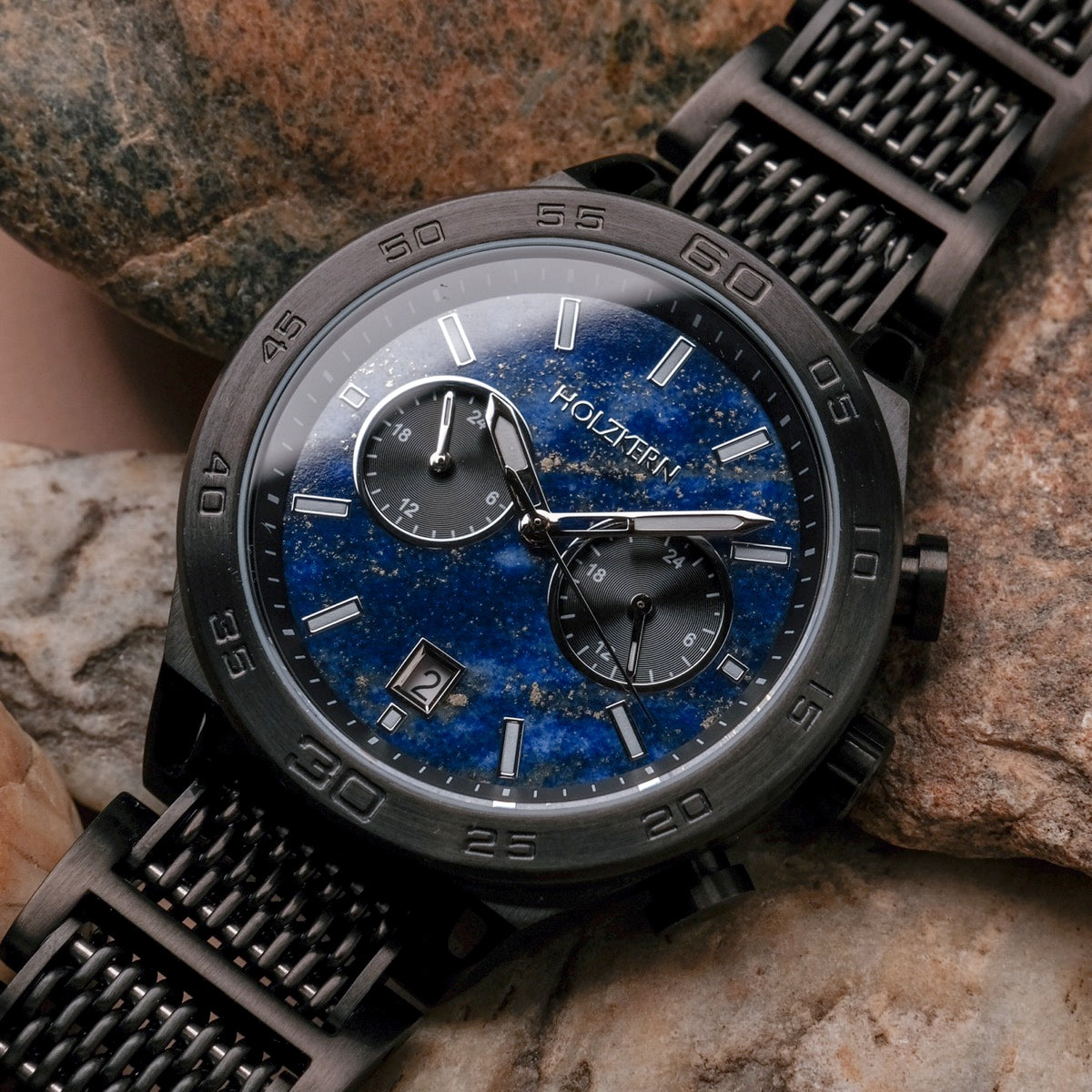 Orologio "Aoraki", con quadrante lapis lazuli e finitura nera con un design robusto ed elegante.