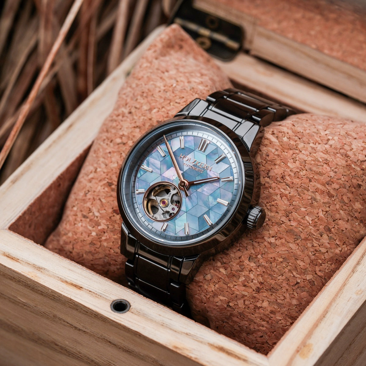Orologio a specchio in ceramica e nacre con un design intricato e sbiancante.