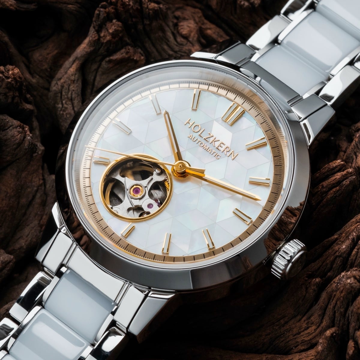 "Cristals", a luxury watch with nacre ceramic details and elegant design.