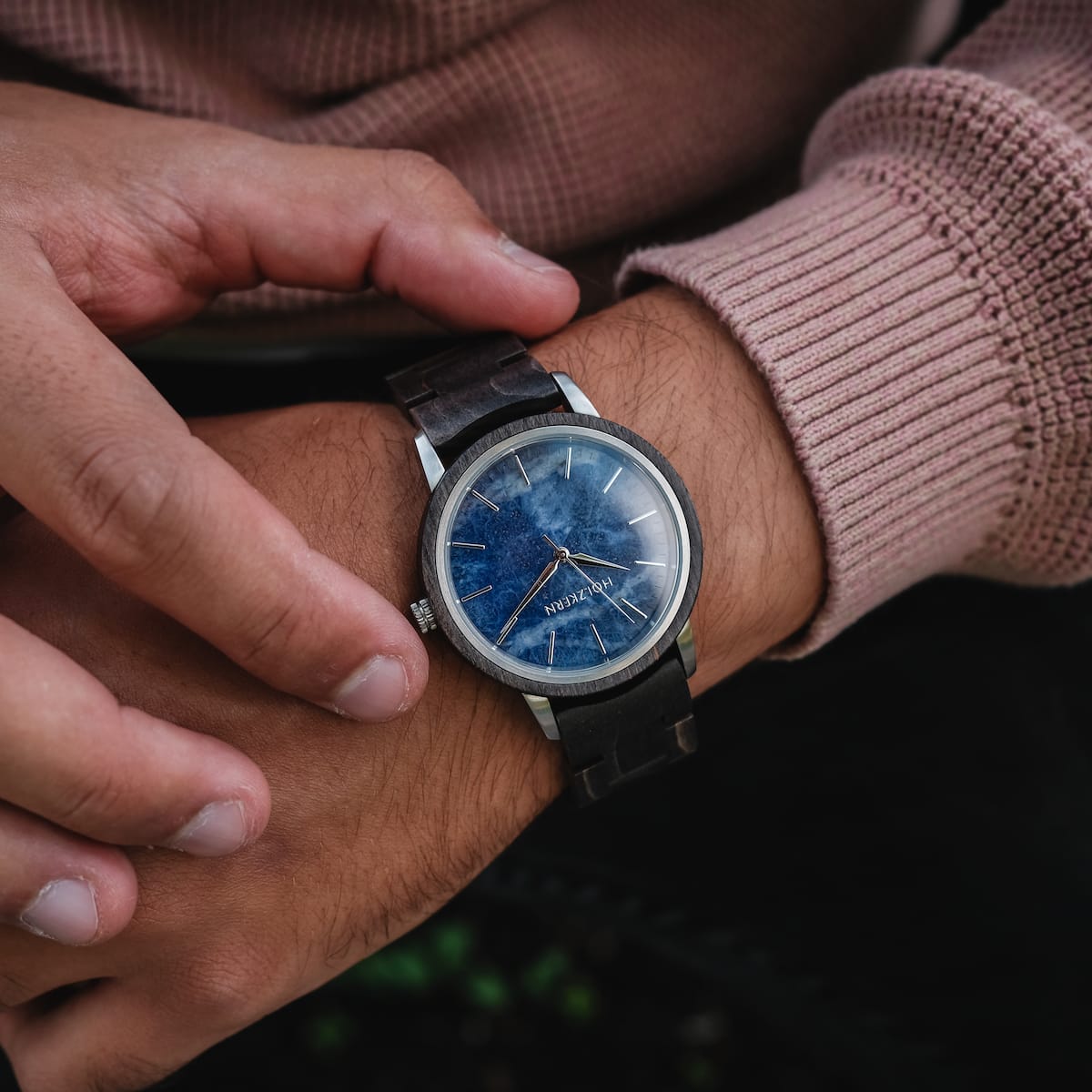 Orologio "Immanuel", con cornice in legno acero e quadrante sodalite, che presenta un design elegante ed elegante.