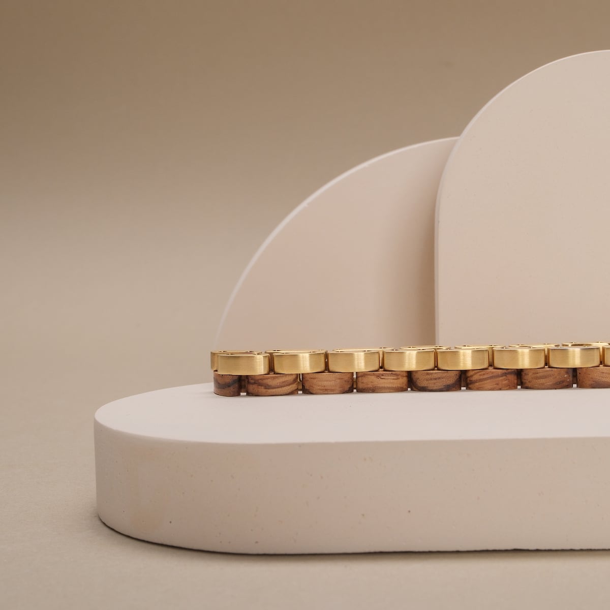"Duet" offre un elegante mix di zebra e oro, che mostra un design elegante ed elegante.
