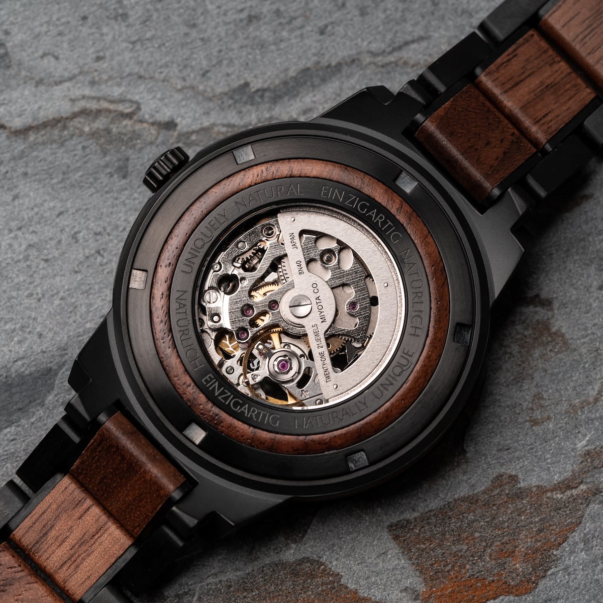 Orologio "Sigiriya" con design in noce e dettagli meccanici intricati.