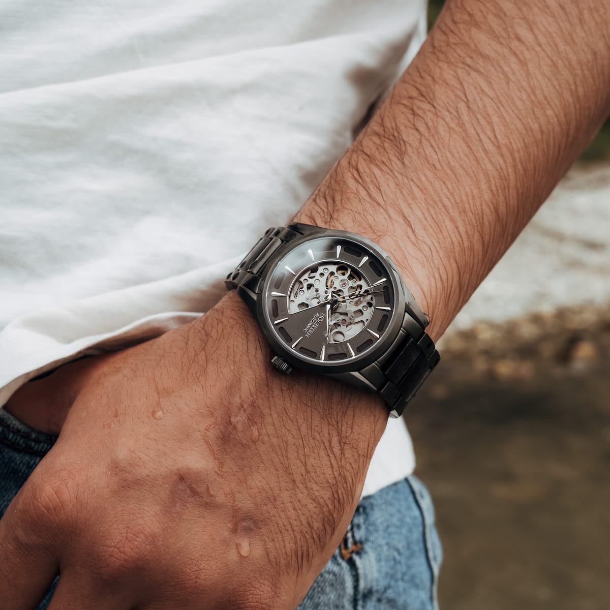 "Morasko", un orologio elegante con finitura acero e grigio scuro, che mostra un design elegante e contemporaneo.