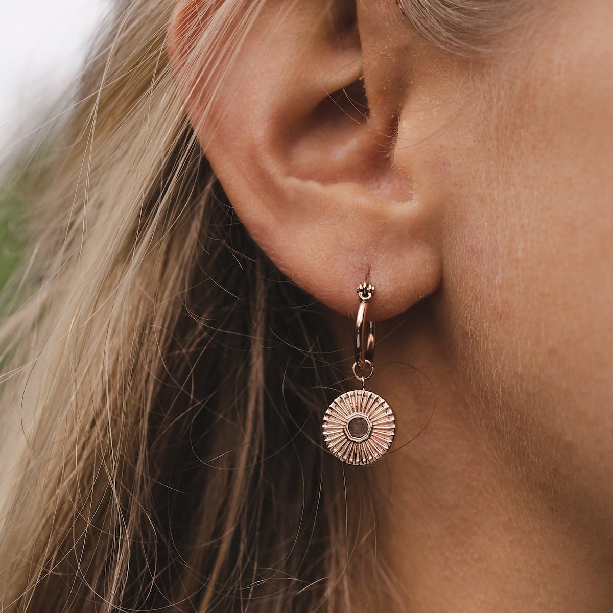 Orecchini Stencil: Eleganti orecchini in noce e oro rosa con un design elegante e moderno.