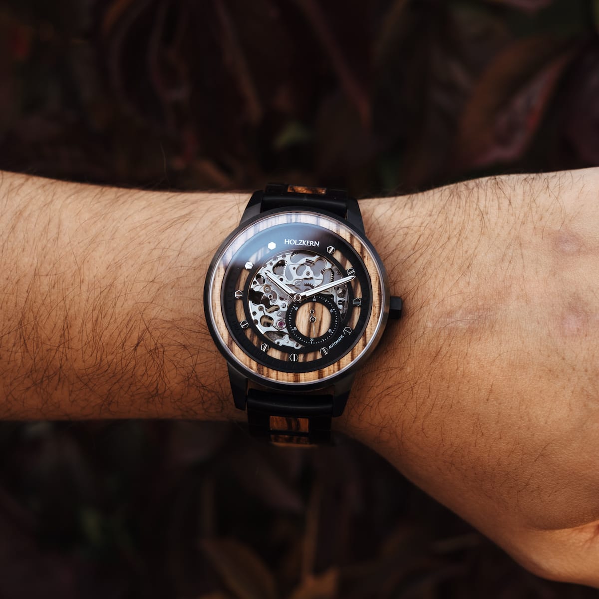 Orologio Starrum con zebrawood e accenti neri in un design elegante e meccanico.