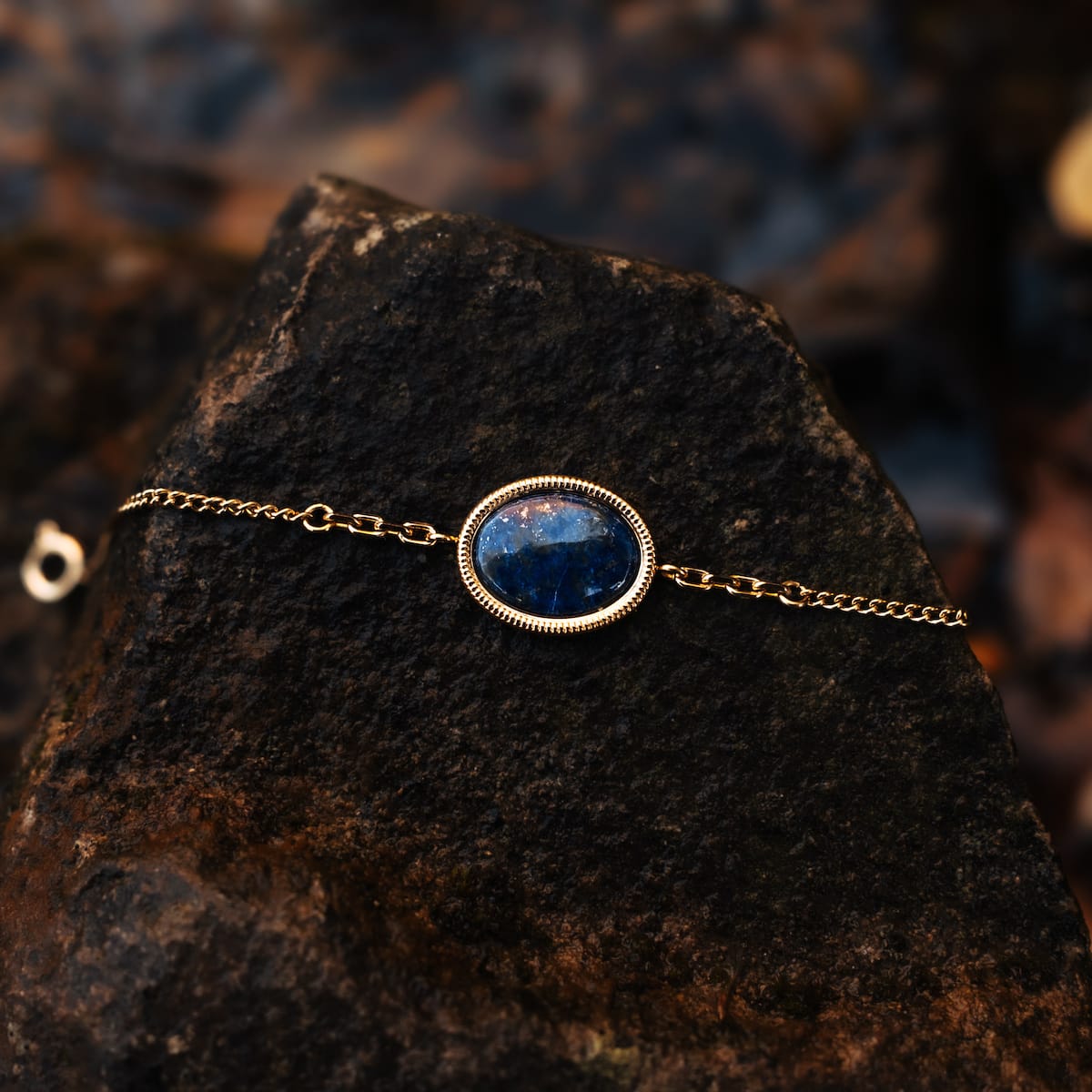 Bracciale "Mirror" con una lapis lazuli in pietra su una catena d'oro, che esalta uno stile lussuoso ed elegante.