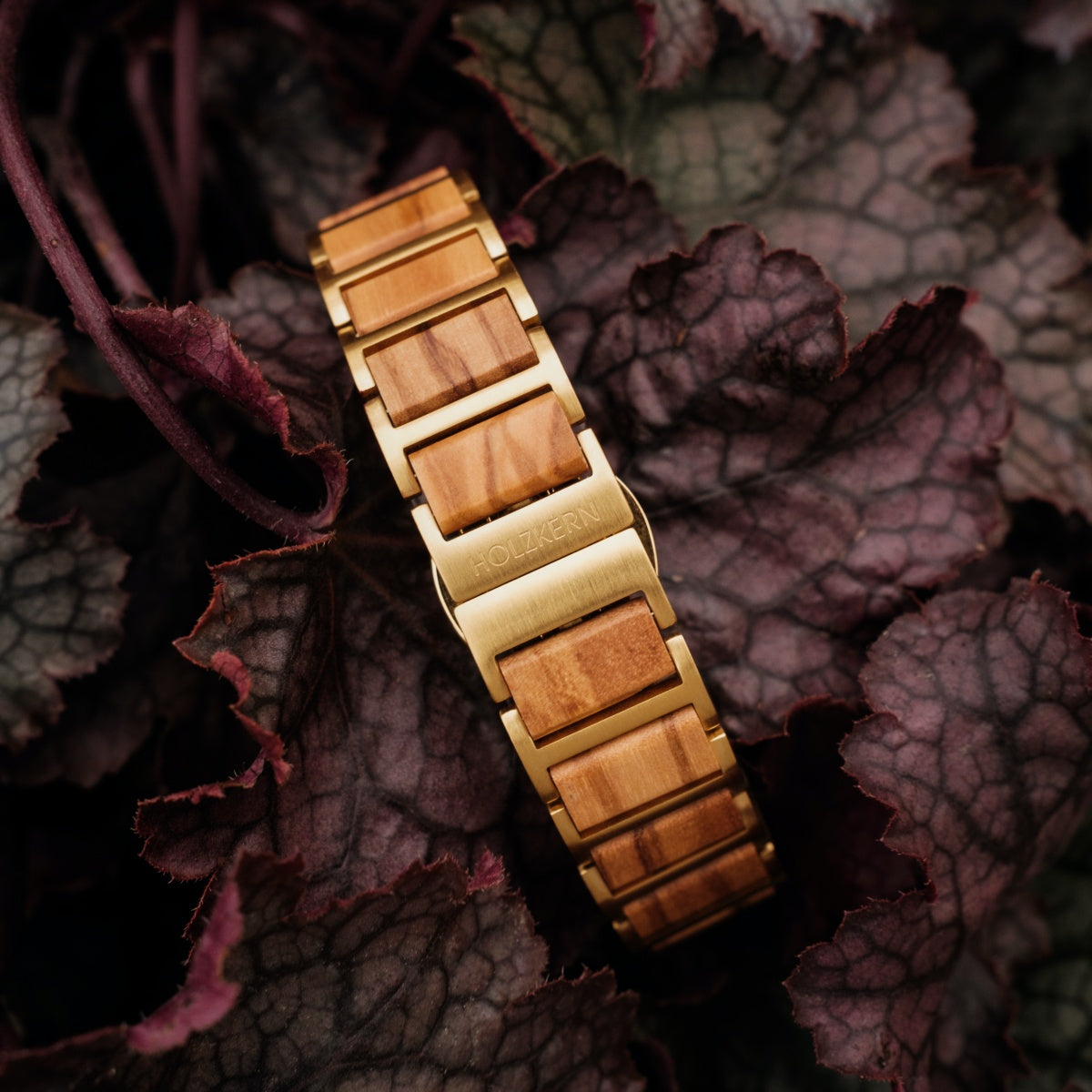 "Capri", una elegante band di orologi, presenta accenti in legno di ulivo e nacre con un'estetica naturale e terrena.