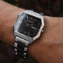 Orologio "Kéré" con un elegante volto geometrico con accenti acero su una sofisticata fascia metallica.