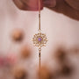 "Aphonia Bracciale", un delicato bracciale ametista e oro, con un design intricato mandala.