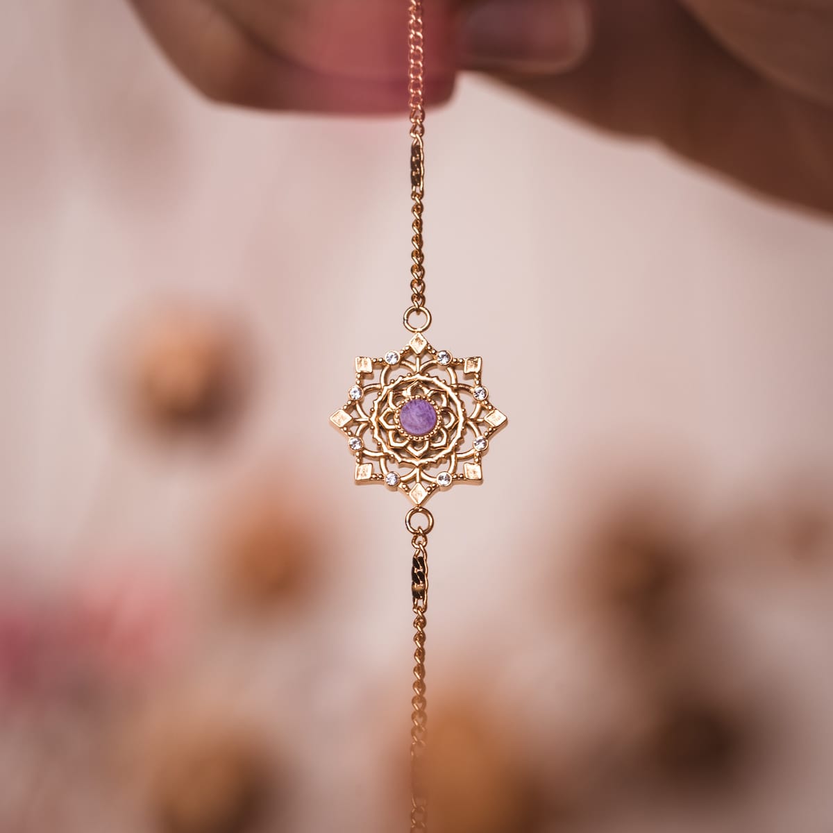 "Aphonia Bracciale", un delicato bracciale ametista e oro, con un design intricato mandala.