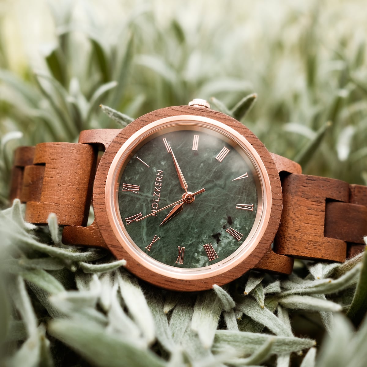 Orologio "Nymph" con una banda di noci naturali e un viso in marmo, con uno stile visivo elegante e terreno.
