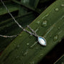 Collana "Visual Collana", con una splendida combinazione di nacre e argento, elegantemente esposta su una foglia verde di rugiada.