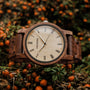 "Fall Dusk", orologio in legno in noce e acero con un classico volto analogico tra vibrante fogliame autunnale.