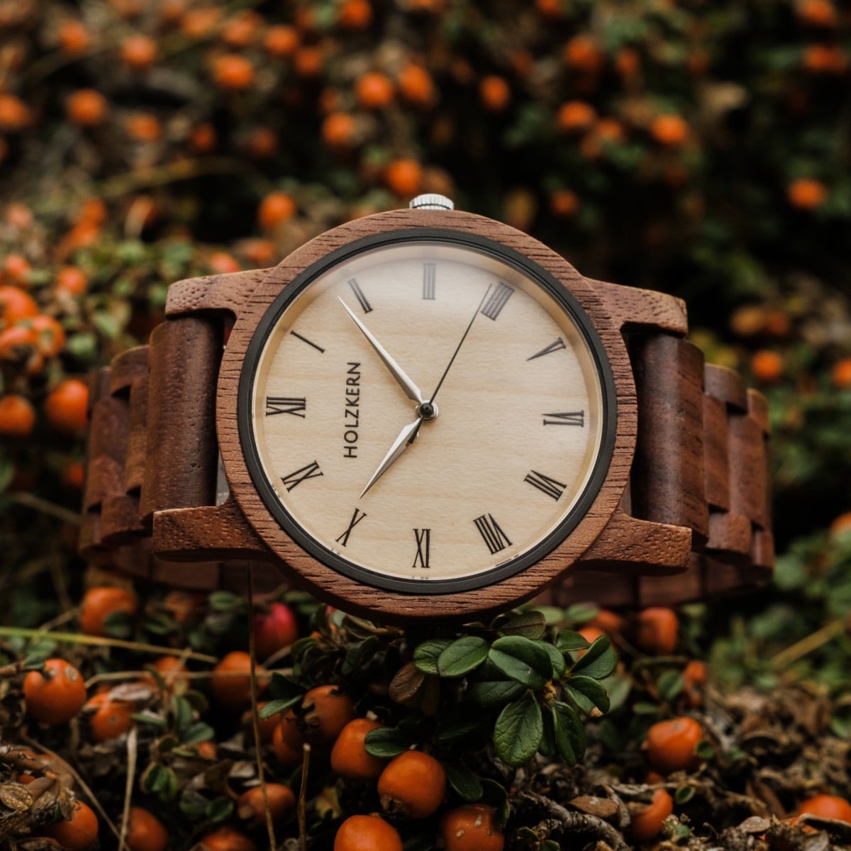 "Fall Dusk", orologio in legno in noce e acero con un classico volto analogico tra vibrante fogliame autunnale.