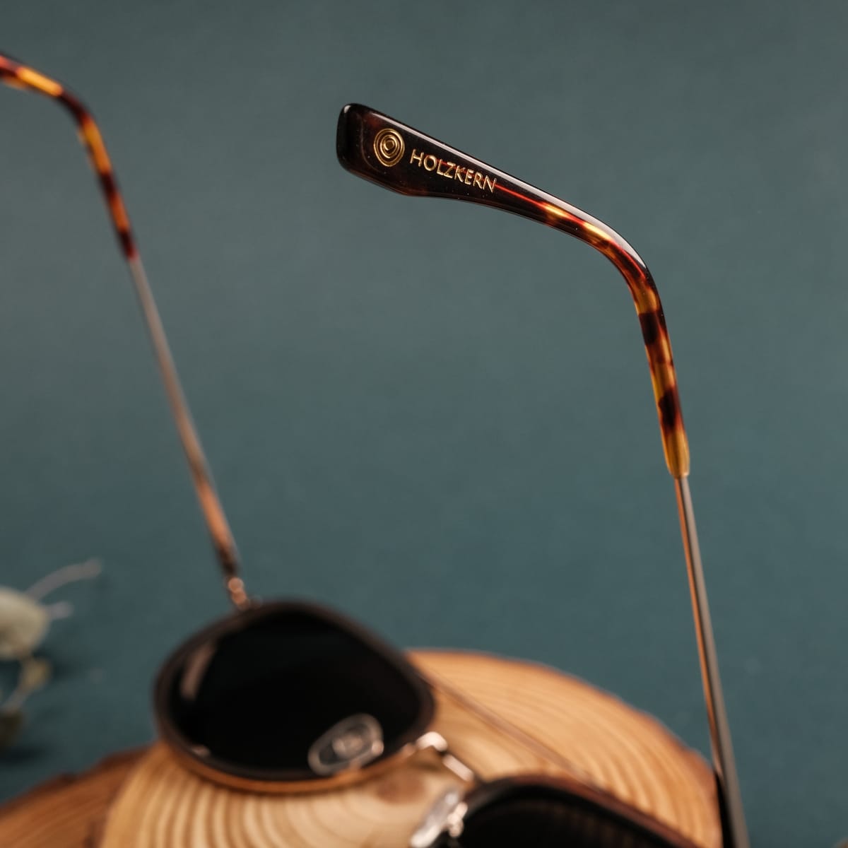 Gli occhiali da sole "The Risky" sono caratterizzati da un design elegante con zebrawood e accenti in oro opaco.