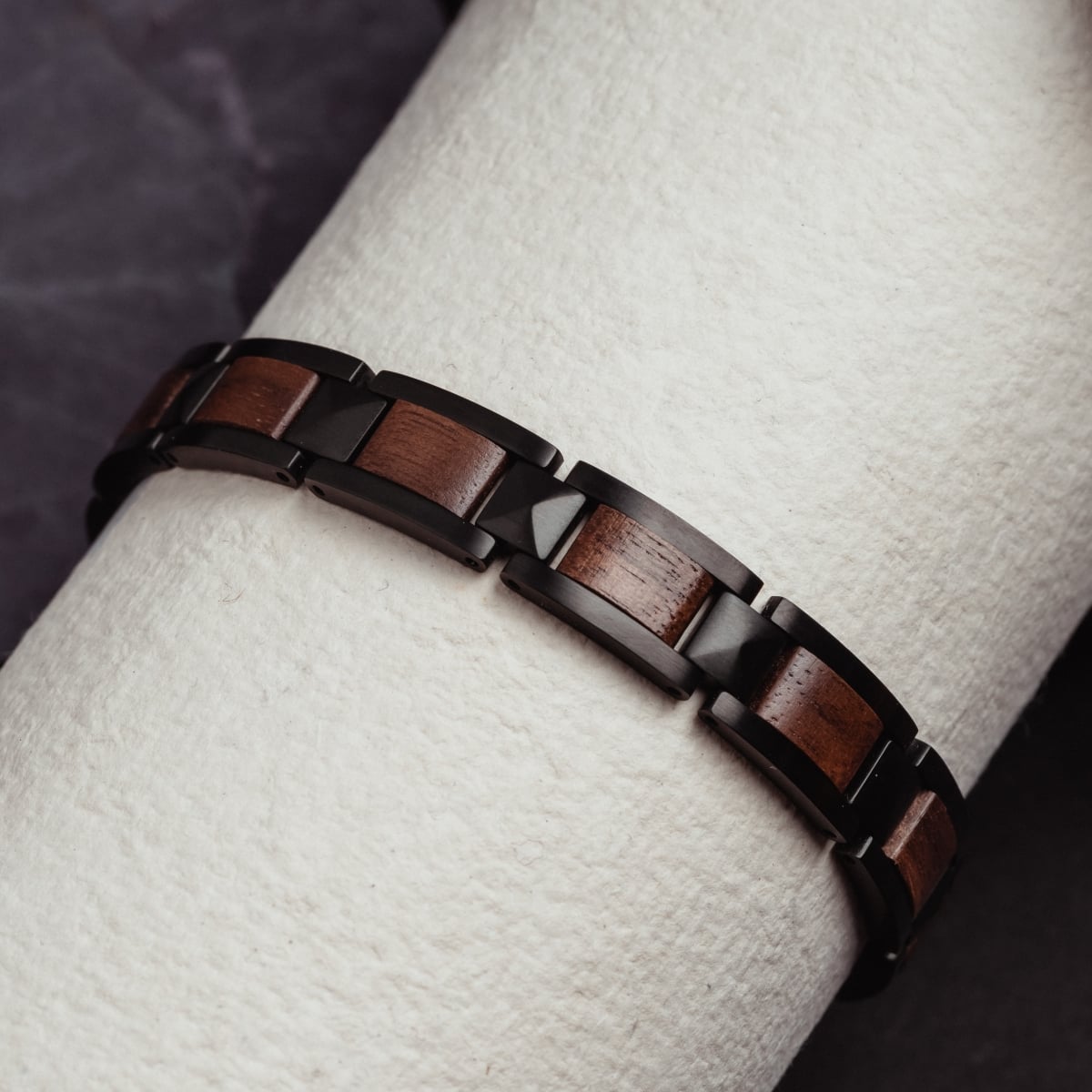 Bracciale "Rhapsody" con un design elegante in noce e nero, che offre uno stile moderno ed elegante.