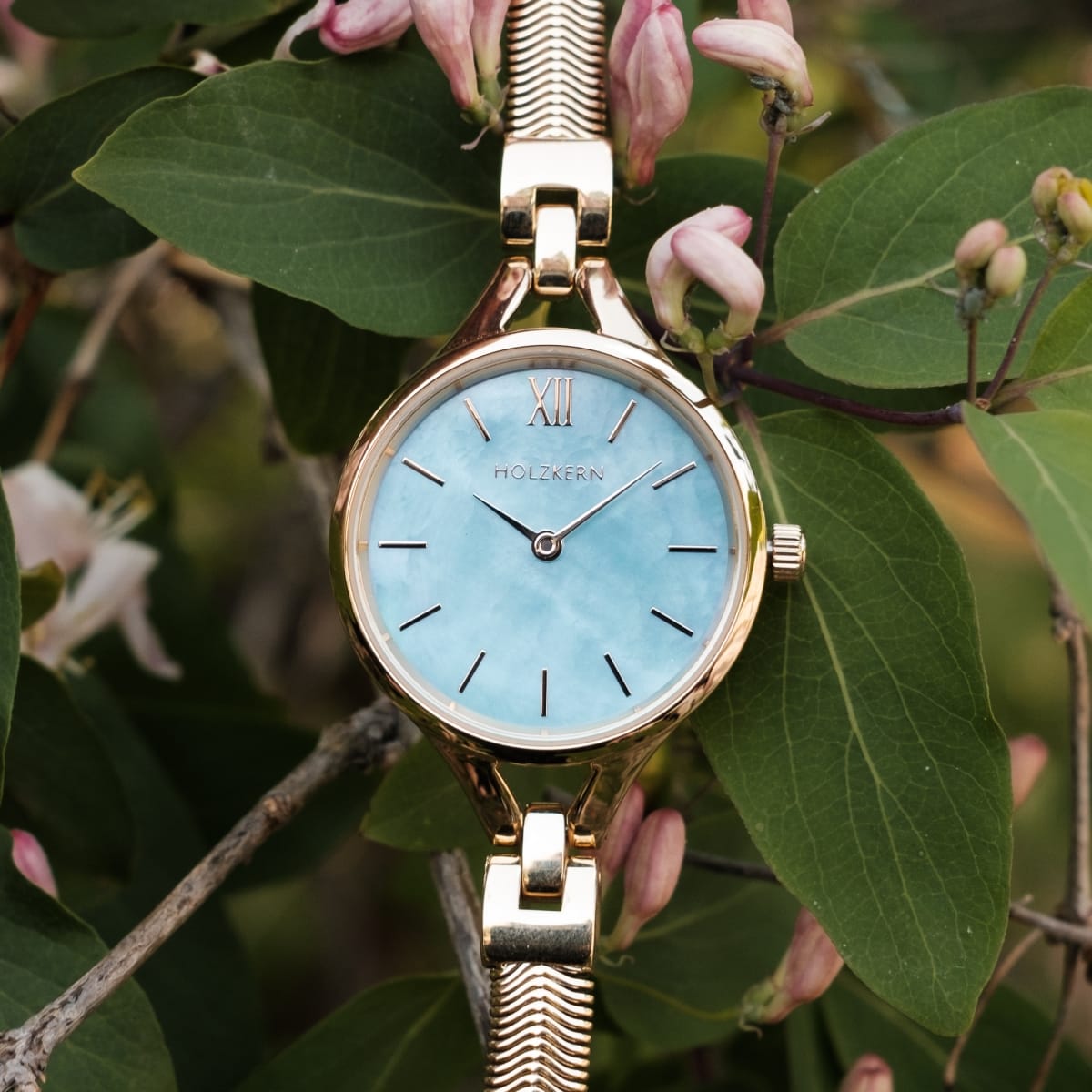 "Shesha" orologio con un viso e accenti d'oro in un ambiente elegante natura ispirata.