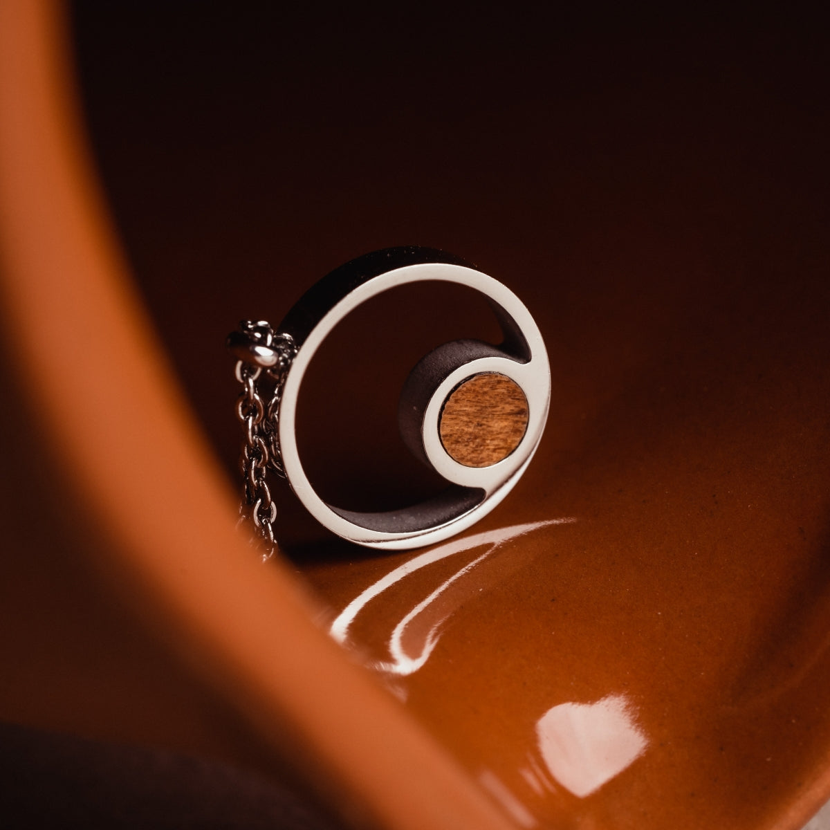 "Collana di pigmento", una collana di ciondoli eleganti con legno di Koa e argento con un design moderno.