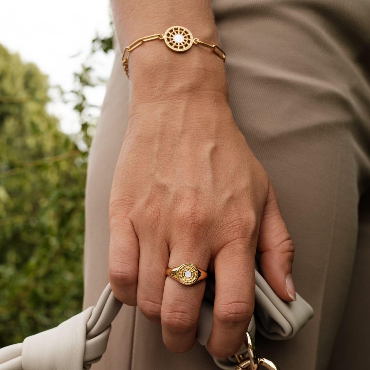 "Pixa Ring", un anello in oro elegante con accenti bianchi.