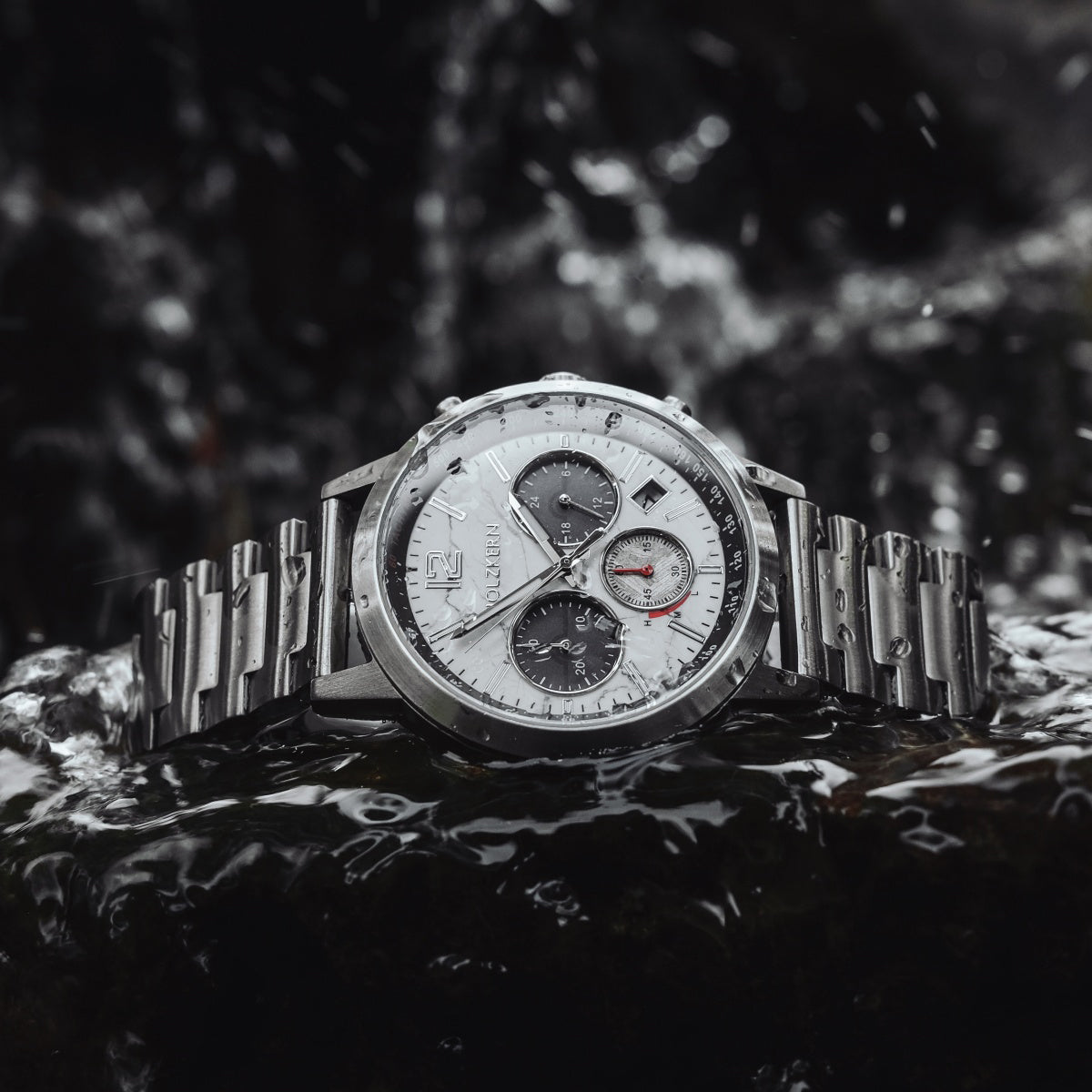 "Sagres" watch in marble and silver with a sleek, modern design.