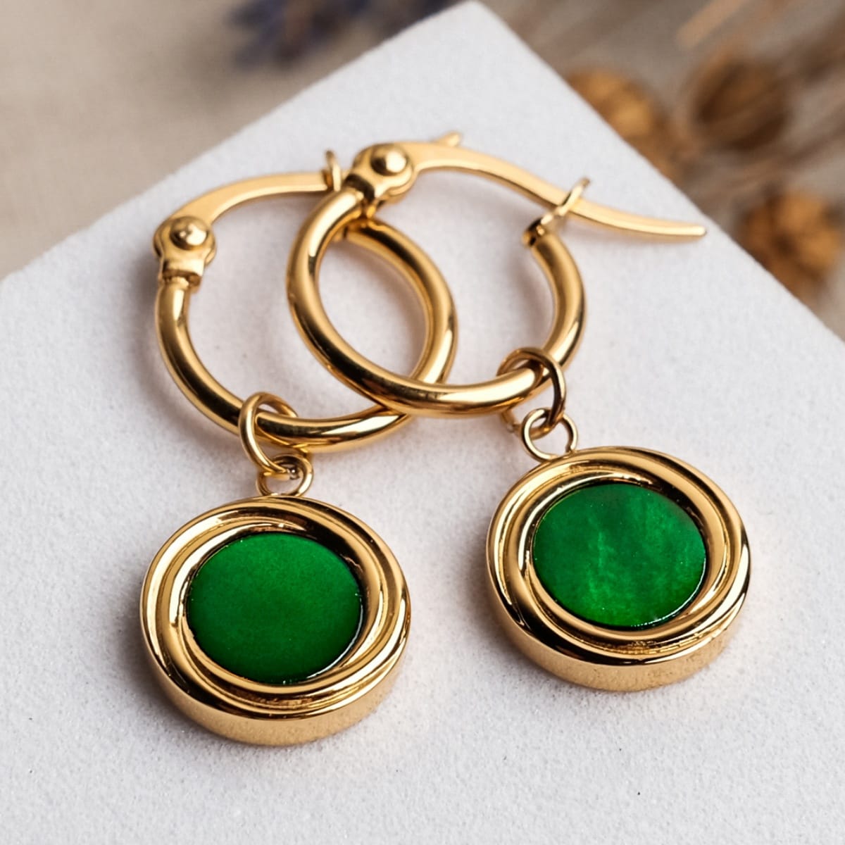 "Zendala Orecchini": Orecchini eleganti con accenti verde e oro.