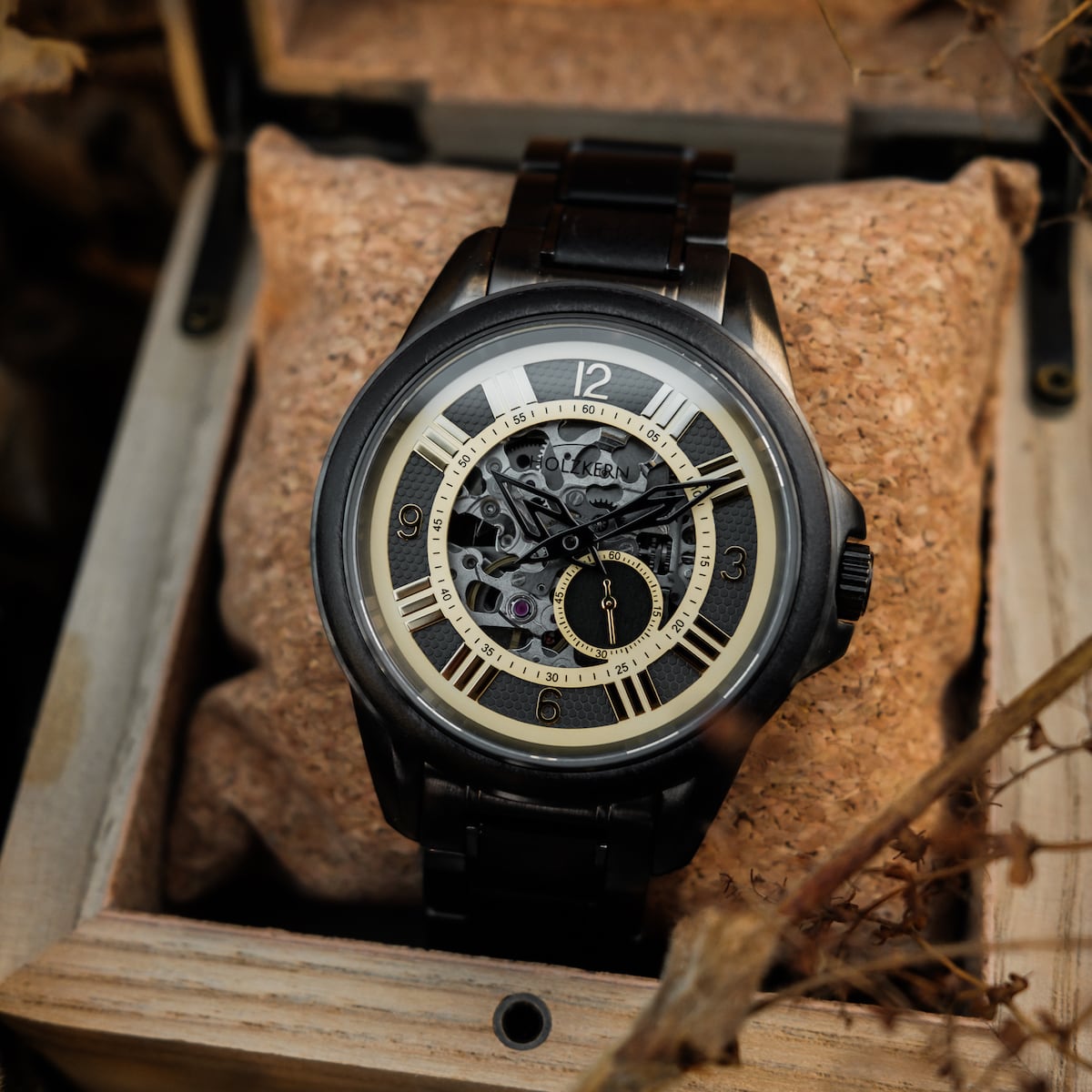 Orologio "Navona" con un design sofisticato acero-on-maple e dettagli intricati di quadrante.