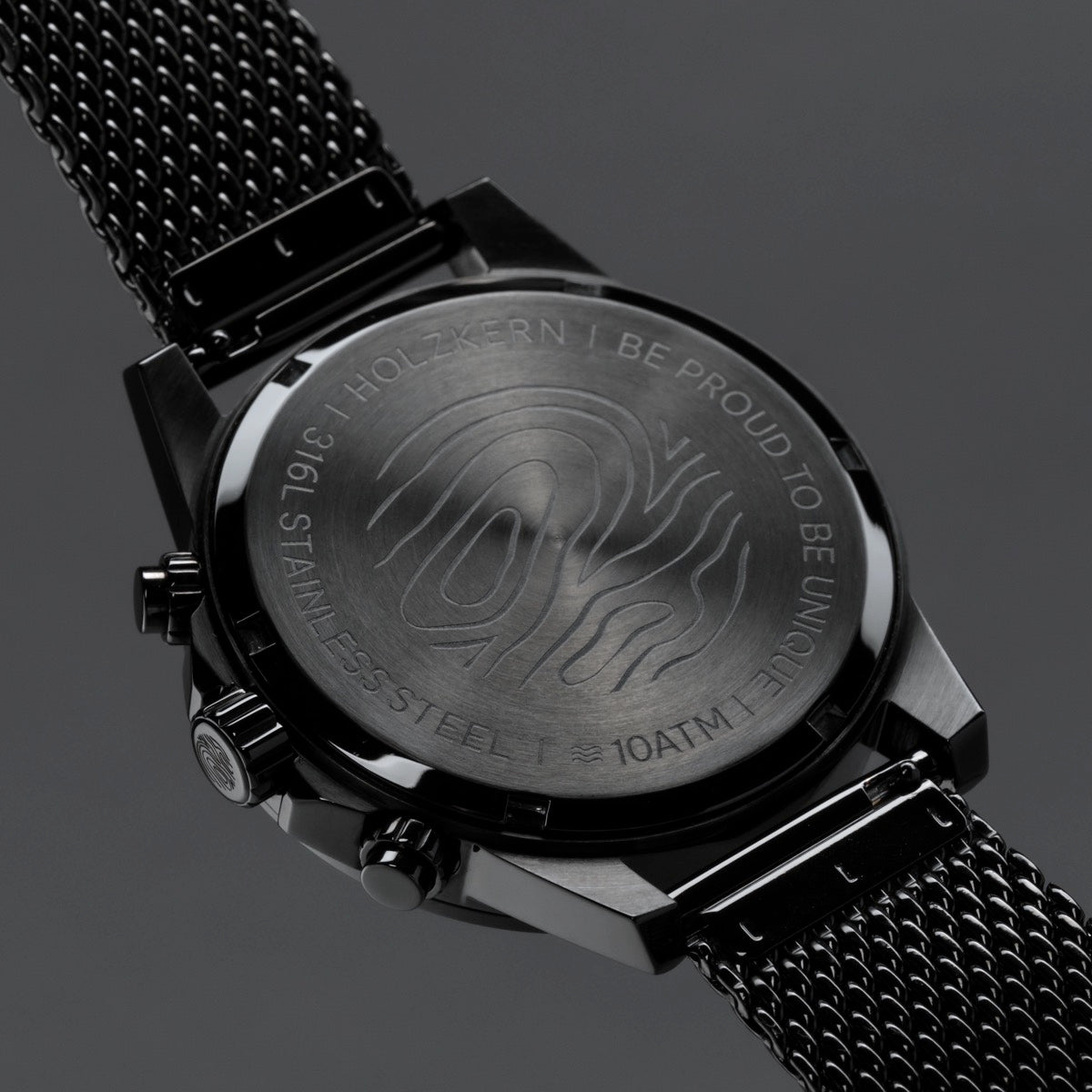 Orologio "Comfort Crusher" con un elegante marmo e un design nero con una struttura in acciaio inox e una texture dettagliata.