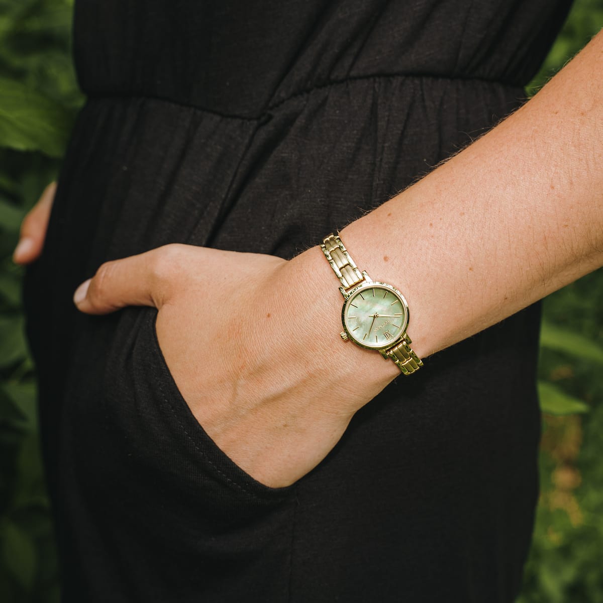 "Themis" watch with nacre face and gold band, elegant and stylish.