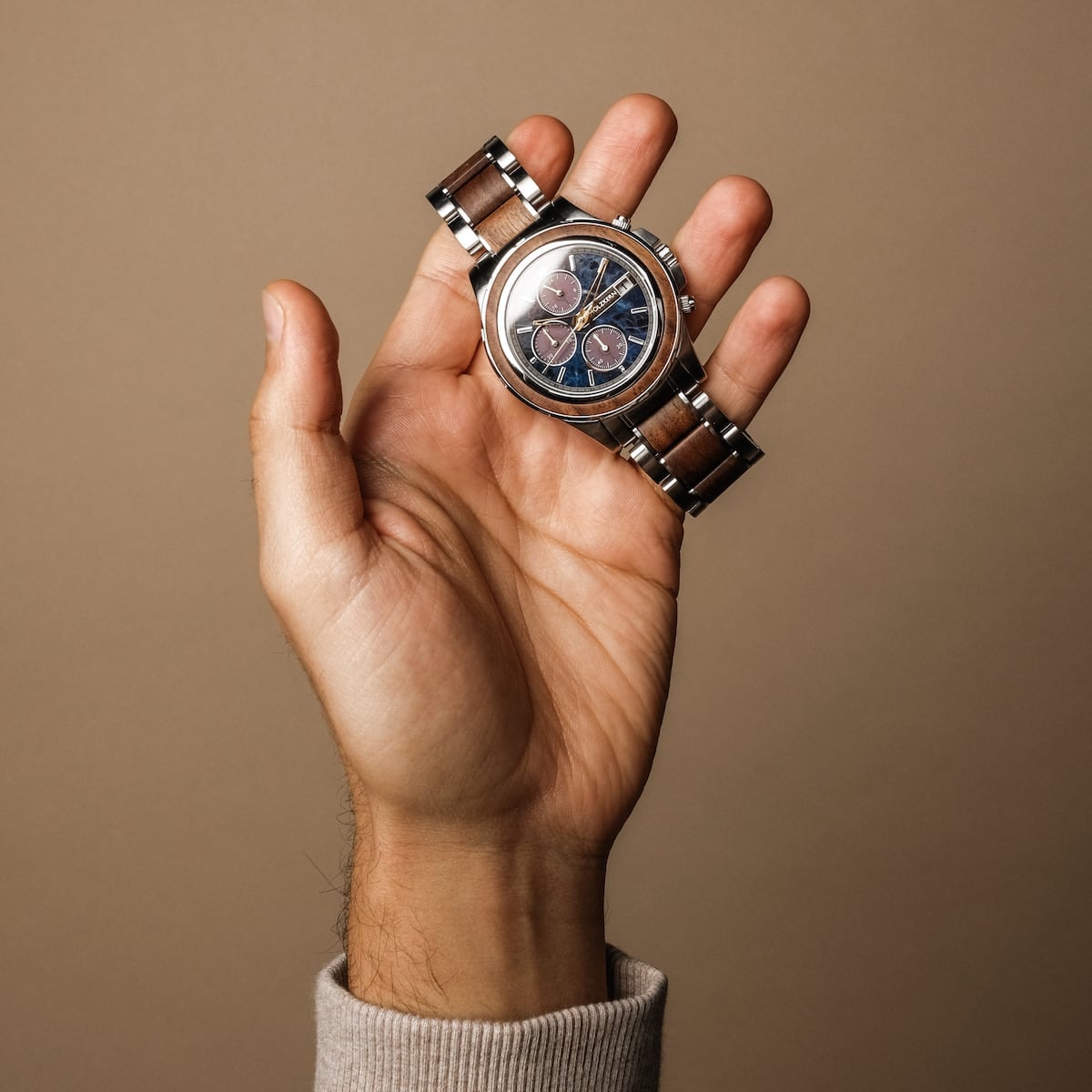 L'orologio "Koh Mak" presenta uno stile in stile walnut e Marble in un design elegante.