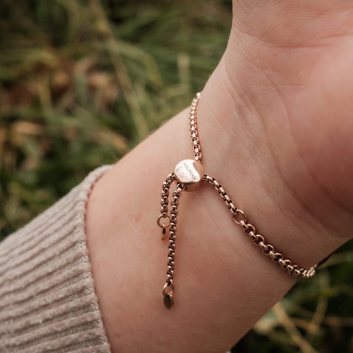 Bracciale "Leave" con un design delicato a catena con una finitura in noce calda.