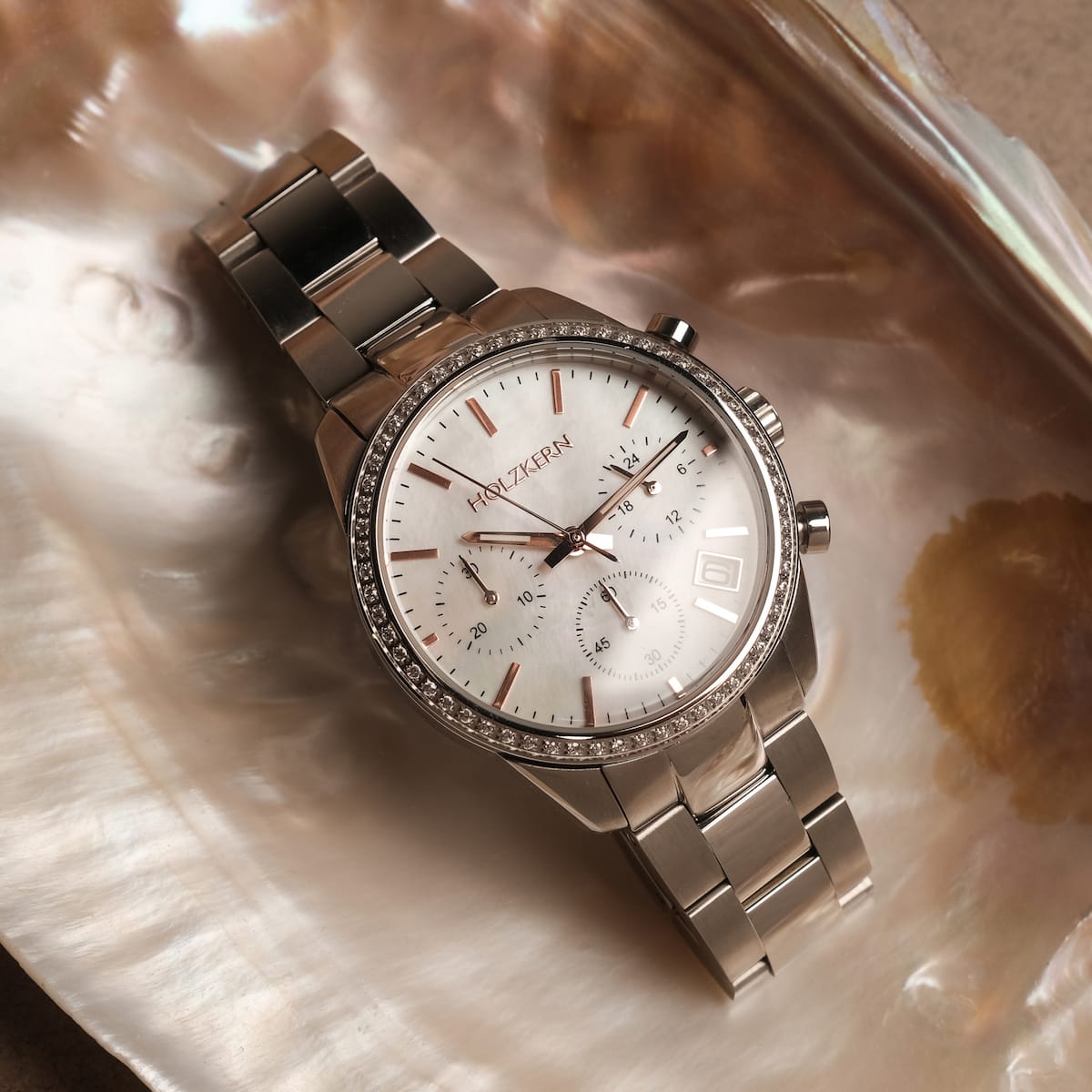 L'orologio "The Balanced", con quadrante e bracciale in argento, offre un look elegante ed elegante.