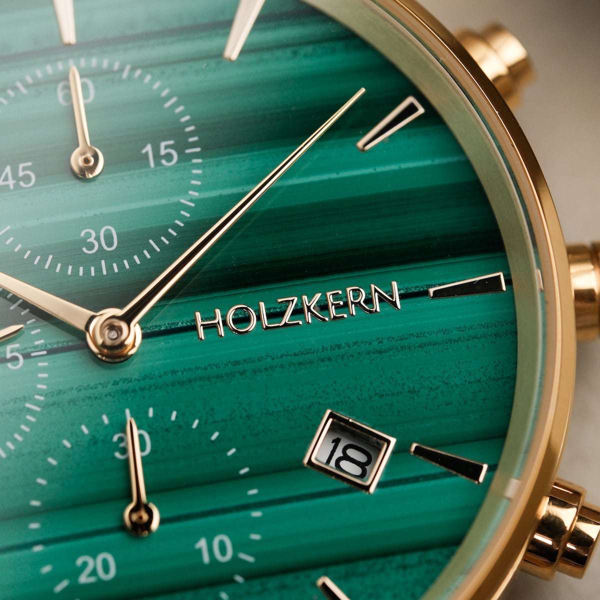 "Jolly", un orologio elegante con un volto verde malachite e dettagli in ceramica.
