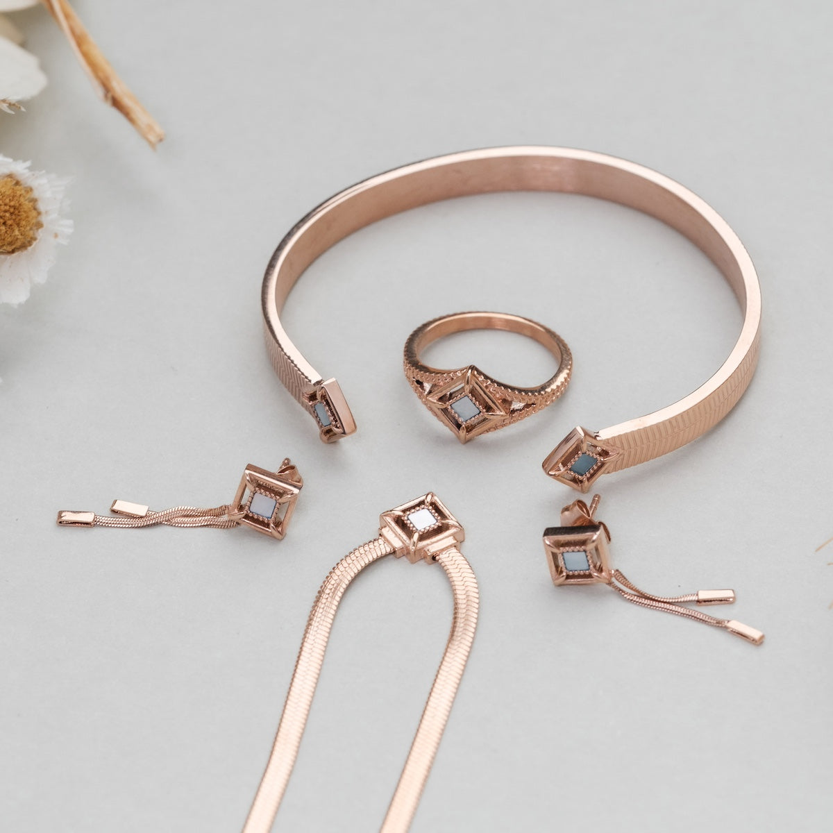 "Collana in attesa", una collana in oro rosa con accenti nacre, con un design elegante ed elegante.