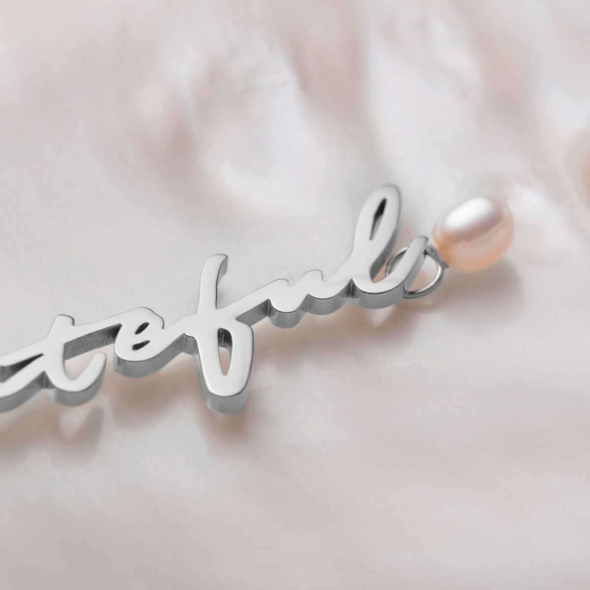 Ciondolo "Grateful-Charm" in elegante script argento con un unico accento perla.