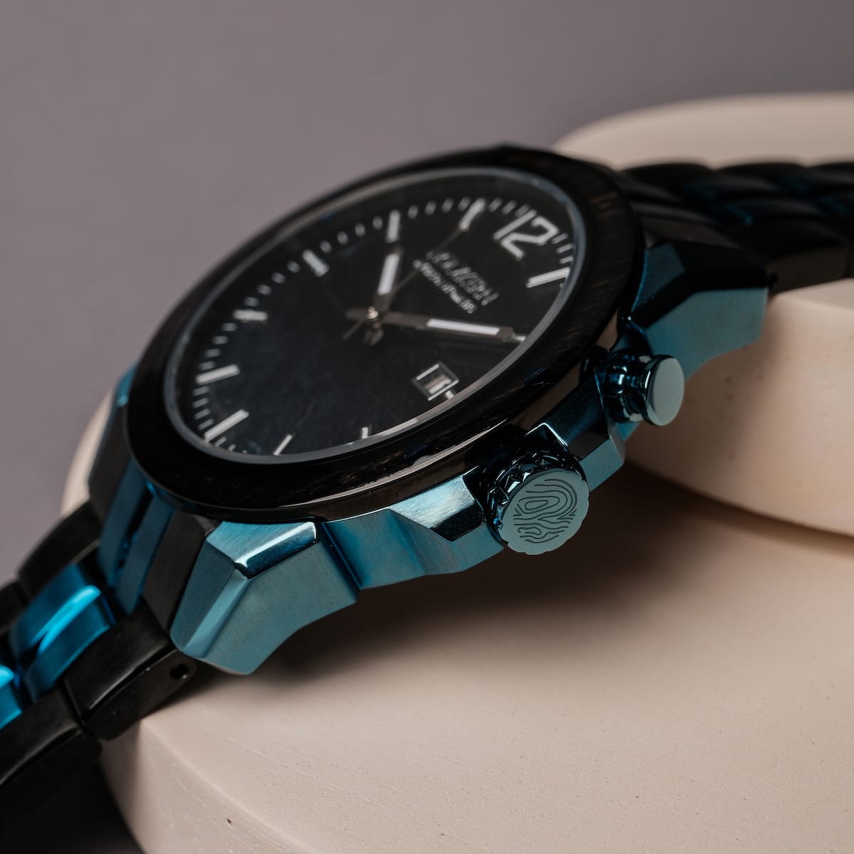 "Glaciersurge", un elegante orologio con un design degli occhi del falco, presenta una finitura acero lucida e moderna.