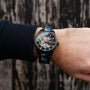"Vredefort", un elegante orologio da polso in marmo e nero, caratterizzato da un design unico e aperto.