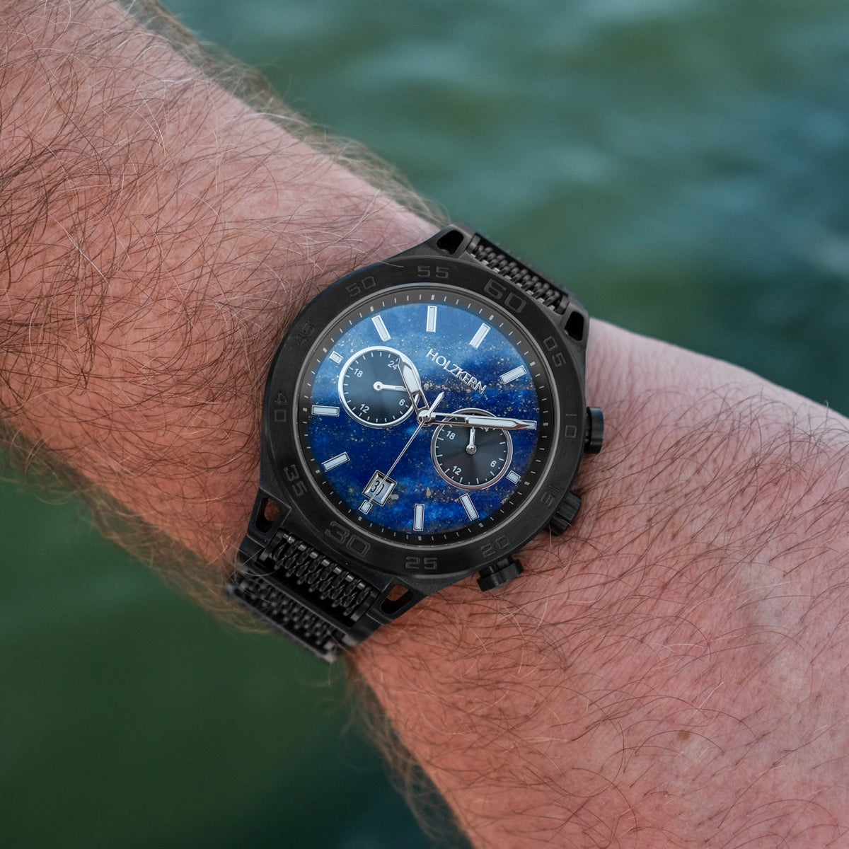 Orologio "Aoraki" con quadrante lapis lazuli e banda nera con un design elegante e moderno.