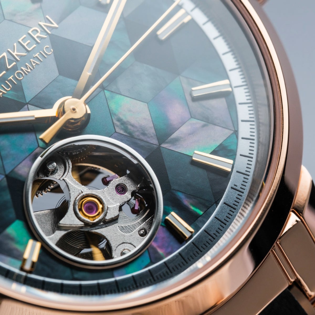 Orologio "Luminaire", con un design anacre e acero con dettagli meccanici intricati.