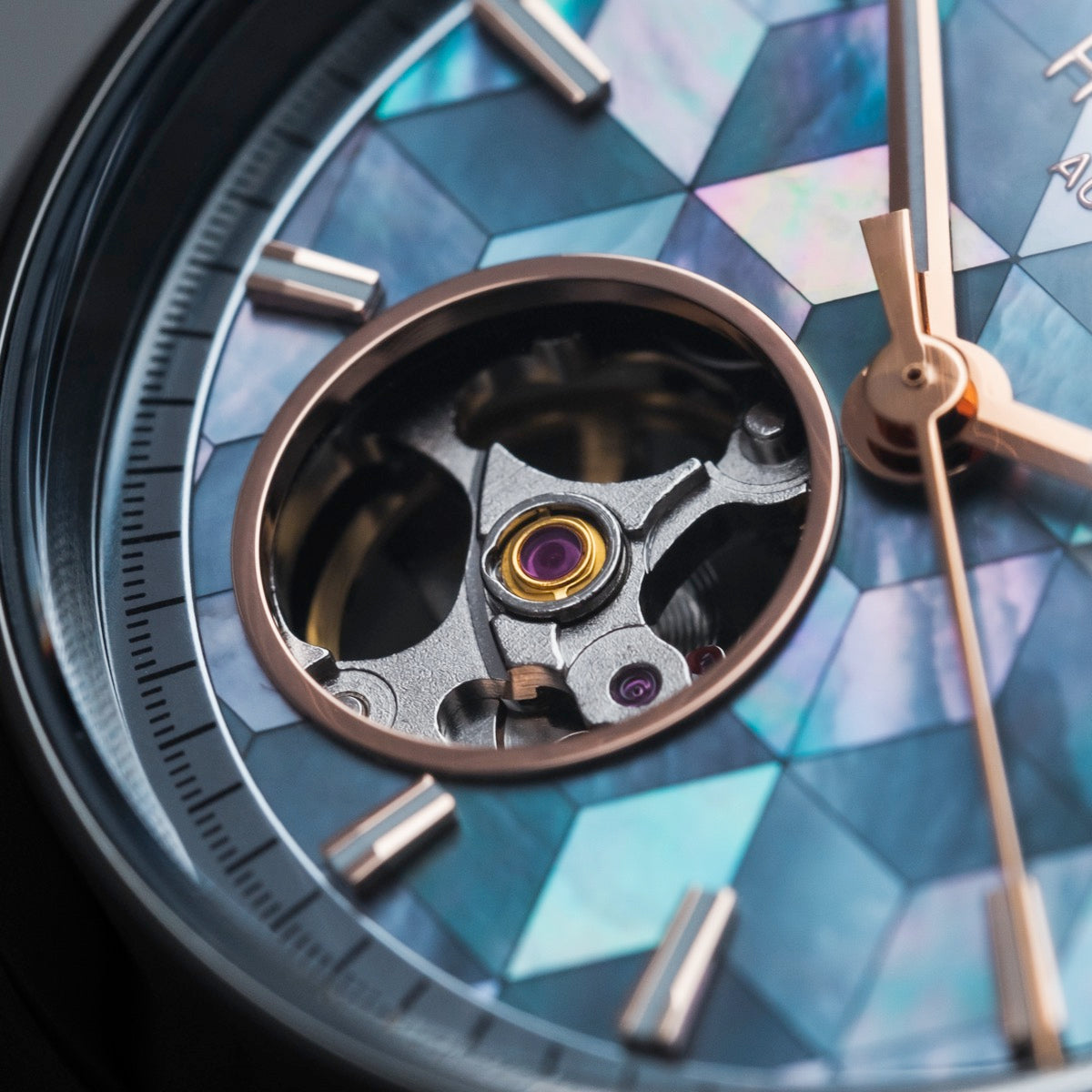 Orologio a specchio con stile nacre e ceramica, che mostra meccanismi intricati e motivi geometrici.