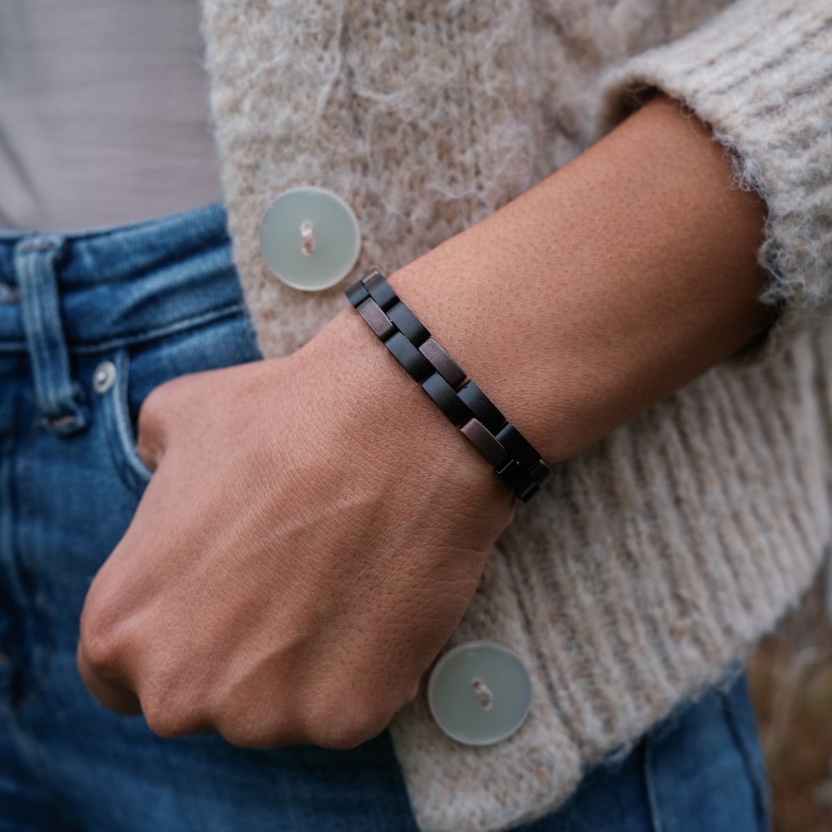 Bracciale "Rondo" con acero moderno e design in rame antico su un polso.